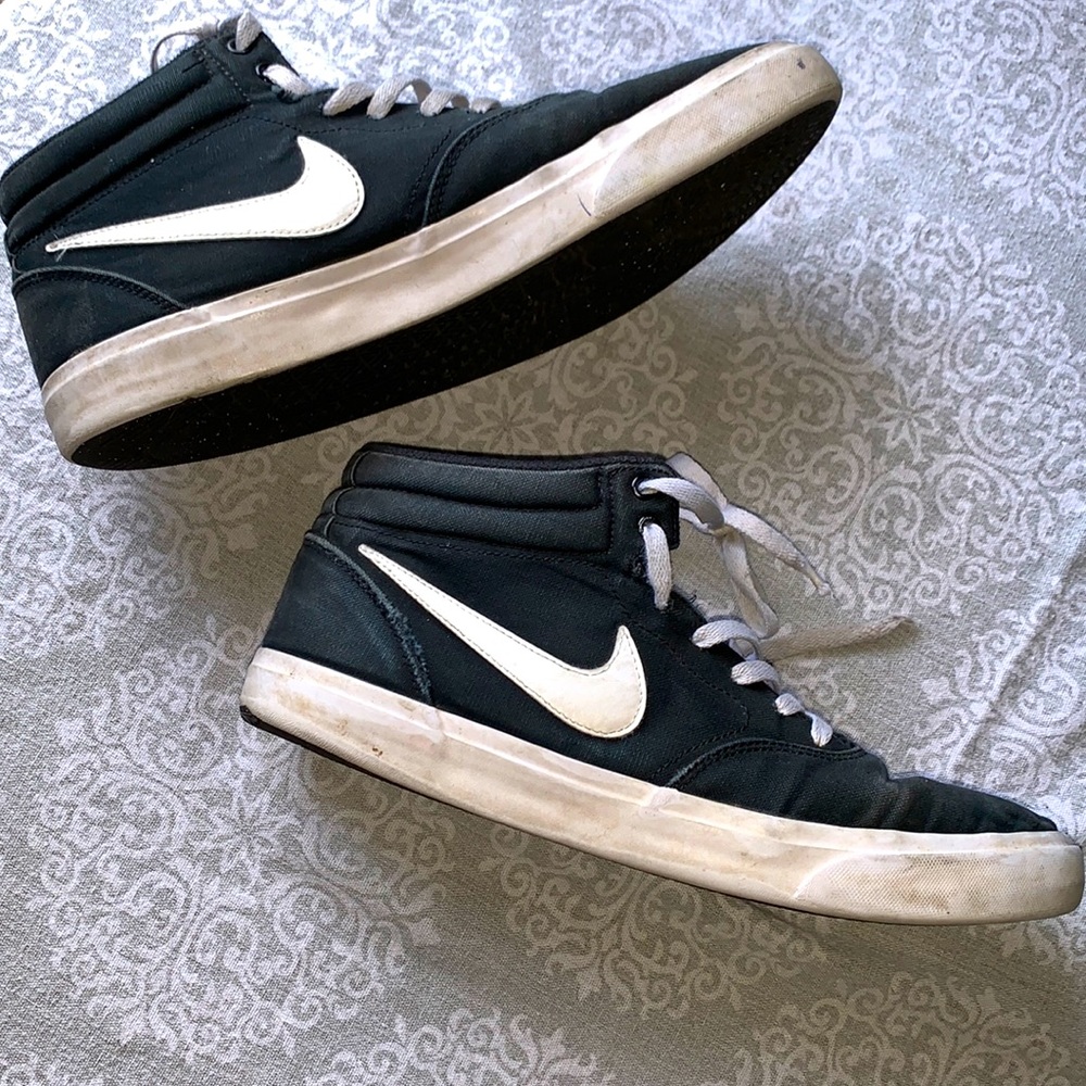 Nike SB men’s size 12. Fair condition.